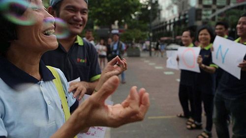 Chủ tịch Cộng đồng điếc câm TP.HCM xin lỗi mẹ ngay trên phố đi bộ Nguyễn Huệ - Ảnh 9