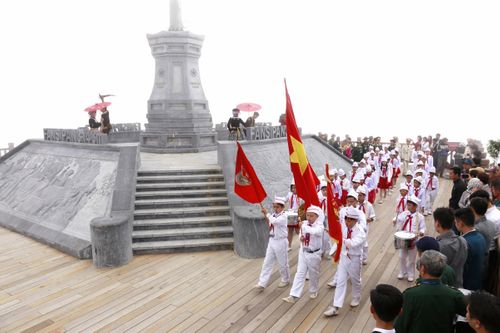 Chinh phục đỉnh Fansipan, ngắm cột cờ cao nhất Đông Dương - Ảnh 6