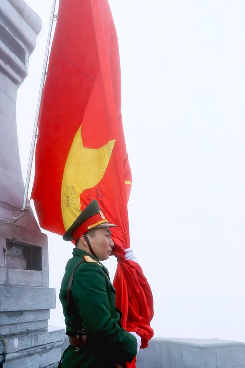 Chinh phục đỉnh Fansipan, ngắm cột cờ cao nhất Đông Dương - Ảnh 7