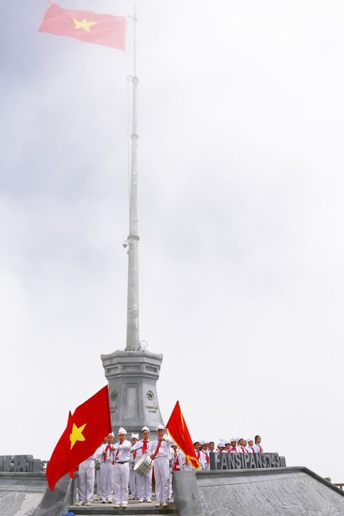 Chinh phục đỉnh Fansipan, ngắm cột cờ cao nhất Đông Dương - Ảnh 1