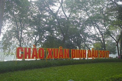 Hà Nội giảm trang trí lòe loẹt đón tết Đinh Dậu 2017 - Ảnh 7