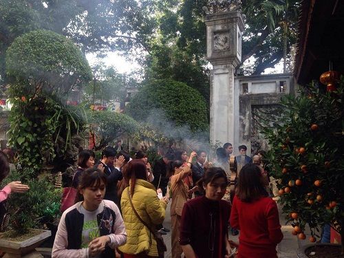 Hàng trăm người đi lễ ở Hà Nội trong ngày làm việc đầu tiên - Ảnh 8