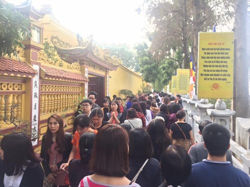 Hàng trăm người đi lễ ở Hà Nội trong ngày làm việc đầu tiên - Ảnh 1