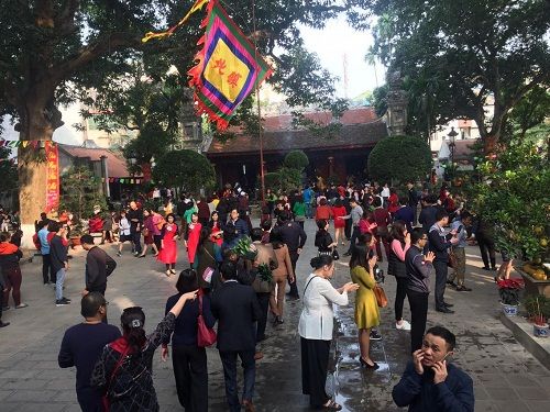 Hàng trăm người đi lễ ở Hà Nội trong ngày làm việc đầu tiên - Ảnh 7