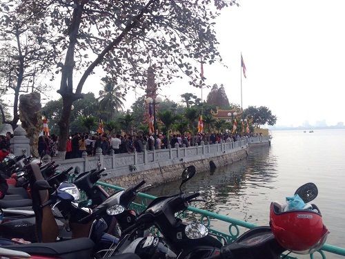Hàng trăm người đi lễ ở Hà Nội trong ngày làm việc đầu tiên - Ảnh 2