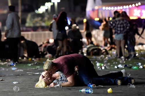 Xúc động hình ảnh người chồng hy sinh thân mình che cho vợ khỏi cơn mưa đạn tại vụ xả súng Las Vegas - Ảnh 1