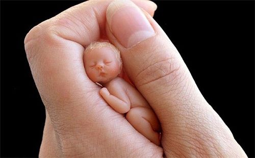 Ngỡ ngàng trước hình ảnh những em bé sơ sinh nhỏ hơn cả bàn tay siêu đáng yêu - Ảnh 6