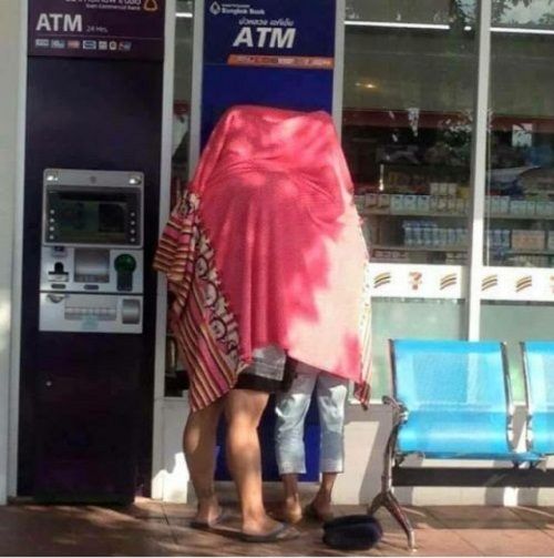 Hài hước những bức ảnh cho thấy rút tiền tại ATM đã không còn đơn giản - Ảnh 4