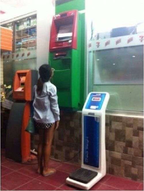 Hài hước những bức ảnh cho thấy rút tiền tại ATM đã không còn đơn giản - Ảnh 8