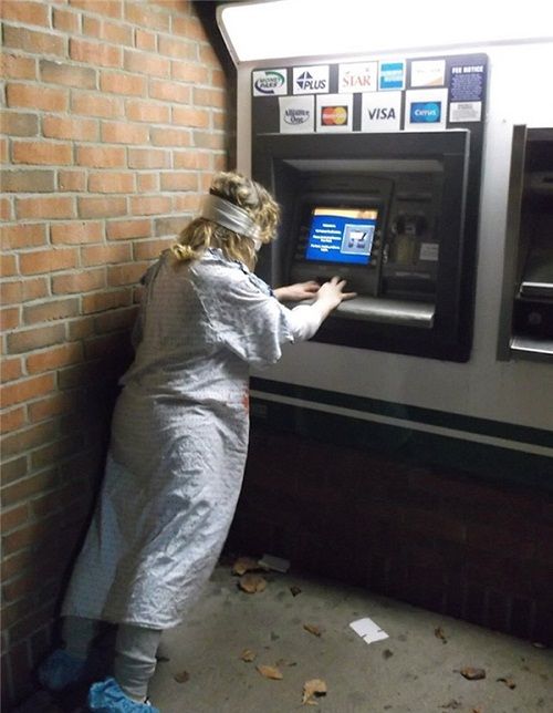 Hài hước những bức ảnh cho thấy rút tiền tại ATM đã không còn đơn giản - Ảnh 12