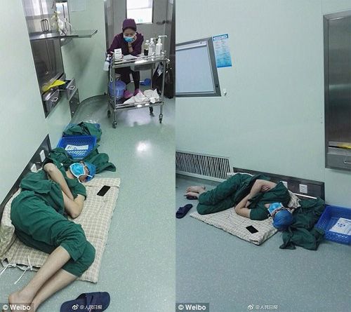 Xúc động với hình ảnh bác sĩ ngủ gục trên sàn sau 5 ca phẫu thuật liên tiếp - Ảnh 1