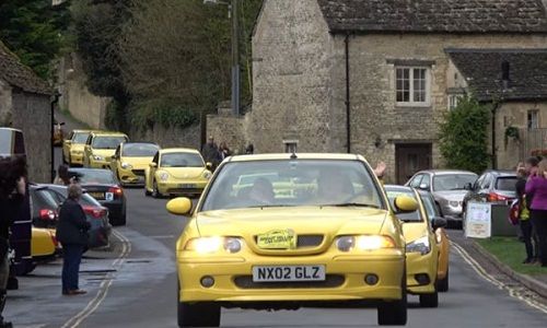 100 chiếc xe hơi màu vàng lái vào ngôi làng xinh đẹp để bênh vực ông lão 84 tuổi - Ảnh 6
