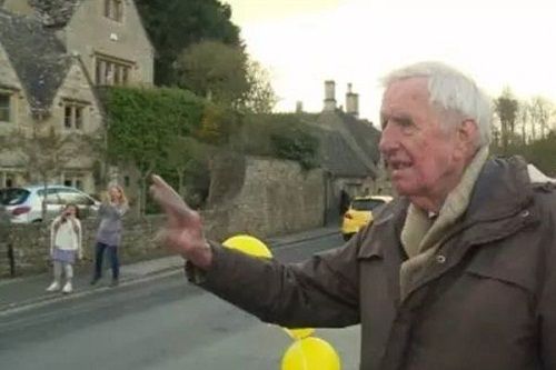 100 chiếc xe hơi màu vàng lái vào ngôi làng xinh đẹp để bênh vực ông lão 84 tuổi - Ảnh 7