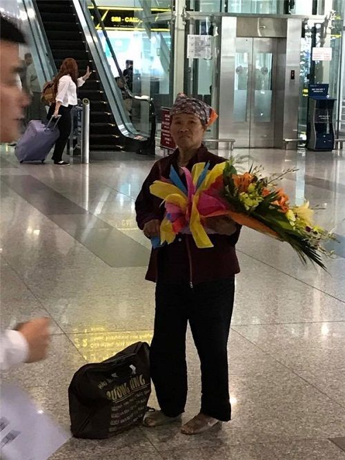 Rơi nước mắt với hình ảnh mẹ nghèo mua bó hoa 500 nghìn chờ tặng con ở sân bay - Ảnh 2