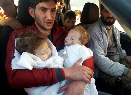 Đau lòng cảnh ông bố ôm xác 2 con sinh đôi sau vụ tấn công hóa học ở Syria - Ảnh 1