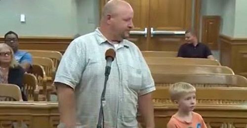 Cậu bé 5 tuổi nói một lời, người cha đỗ xe sai quy định được tòa miễn tiền phạt - Ảnh 1