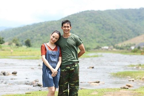 Angela Phương Trinh và Võ Cảnh tình tứ ôm eo nhau đi du lịch Đà Nẵng - Ảnh 6