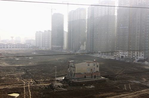 Bất lực với những ngôi nhà ‘cứng đầu” và “lì lợm” nhất Trung Quốc - Ảnh 4