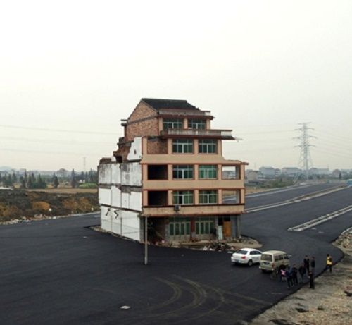 Bất lực với những ngôi nhà ‘cứng đầu” và “lì lợm” nhất Trung Quốc - Ảnh 2
