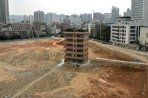 Bất lực với những ngôi nhà ‘cứng đầu” và “lì lợm” nhất Trung Quốc - Ảnh 10