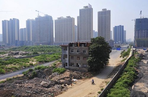 Bất lực với những ngôi nhà ‘cứng đầu” và “lì lợm” nhất Trung Quốc - Ảnh 8