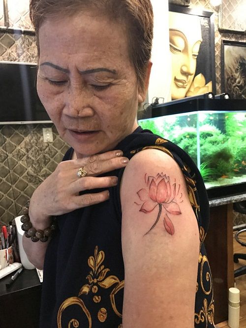 Ở tuổi 71, bà thợ may Sài Gòn vẫn mê xăm hình - Ảnh 2