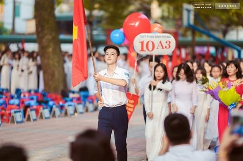 Dân mạng náo loạn khi “Phan Hải” Việt Anh thừa nhận “hot boy cầm cờ” trong lễ khai giảng là cháu mình - Ảnh 2