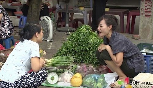Bắt gặp “tiểu thư Phan Hương” của "tập đoàn Phan Thị" bán rau ở chợ ngoại thành Hà Nội - Ảnh 1
