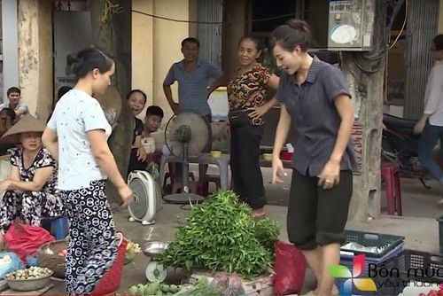 Bắt gặp “tiểu thư Phan Hương” của "tập đoàn Phan Thị" bán rau ở chợ ngoại thành Hà Nội - Ảnh 2