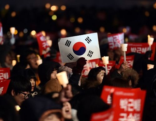Hàn Quốc mất gì sau vụ bê bối của Tổng thống Park Geun-hye? - Ảnh 1