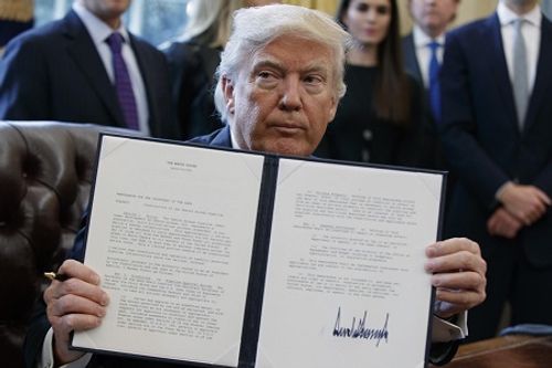 Chữ ký của Donald Trump khác gì so với các đời Tổng thống tiền nhiệm? - Ảnh 1