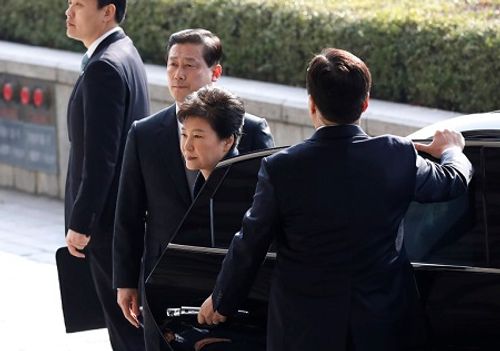 Công tố viên Hàn Quốc yêu cầu bắt giữ cựu Tổng thống Park Geun-hye - Ảnh 1