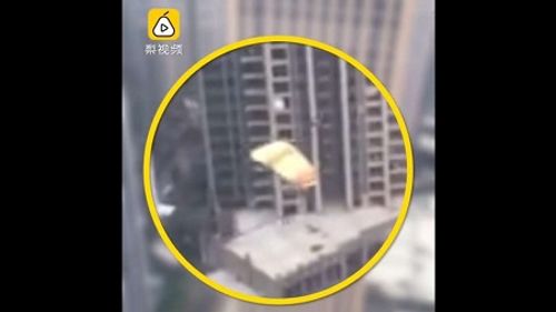 Người đàn ông Trung Quốc sống sót kỳ diệu sau khi nhảy từ tầng 41  - Ảnh 1