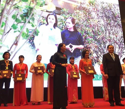 “Cứu tinh” của bệnh nhân ung thư nhận giải thưởng Phụ nữ Việt Nam 2017 - Ảnh 1