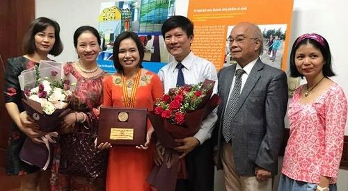 “Cứu tinh” của bệnh nhân ung thư nhận giải thưởng Phụ nữ Việt Nam 2017 - Ảnh 2