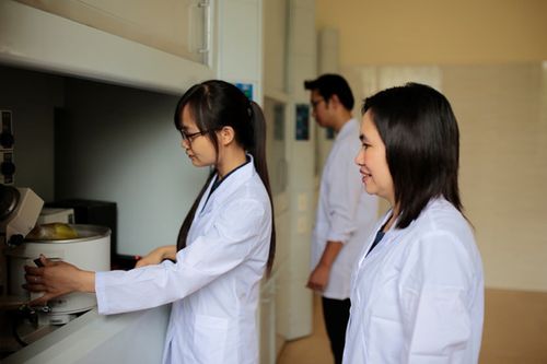 “Cứu tinh” của bệnh nhân ung thư nhận giải thưởng Phụ nữ Việt Nam 2017 - Ảnh 3