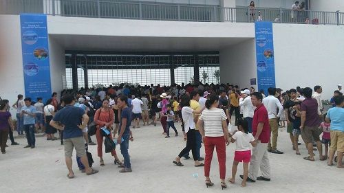 Chưa đến giờ mở cửa, bãi biển nhân tạo lớn nhất Đông Nam Á hết vé: Dân về trong bức xúc - Ảnh 3