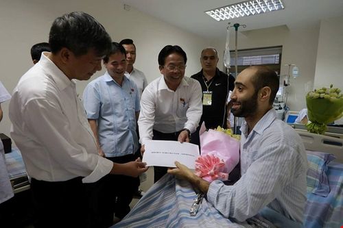 Bố thầy giáo bị ung thư máu khóc cảm ơn dân Việt Nam đã ủng hộ con ông hơn 1 tỷ đồng chữa bệnh - Ảnh 1