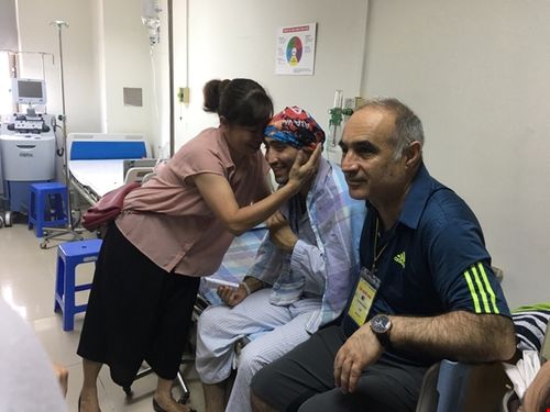 Bố thầy giáo bị ung thư máu khóc cảm ơn dân Việt Nam đã ủng hộ con ông hơn 1 tỷ đồng chữa bệnh - Ảnh 3