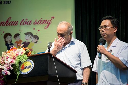 Bố thầy giáo bị ung thư máu khóc cảm ơn dân Việt Nam đã ủng hộ con ông hơn 1 tỷ đồng chữa bệnh - Ảnh 2