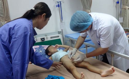 Y sĩ Hiền bị đình chỉ, 50 gia đình vẫn gửi đơn kêu cứu Bộ trưởng Y tế - Ảnh 1