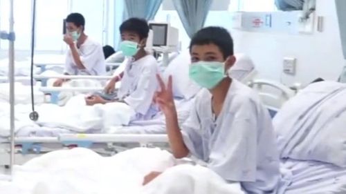Những hình ảnh đầu tiên của đội bóng nhí Thái Lan tại bệnh viện - Ảnh 1