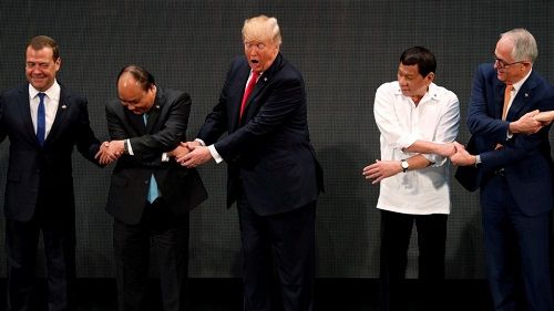 Tổng thống Trump bối rối khi bắt tay “kiểu ASEAN”  - Ảnh 1