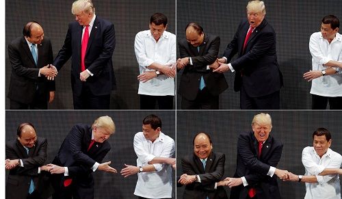 Tổng thống Trump bối rối khi bắt tay “kiểu ASEAN”  - Ảnh 2