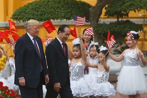 Forbes: Việt Nam là nước thành công nhất khi tiếp đón Tổng thống Donald Trump - Ảnh 2
