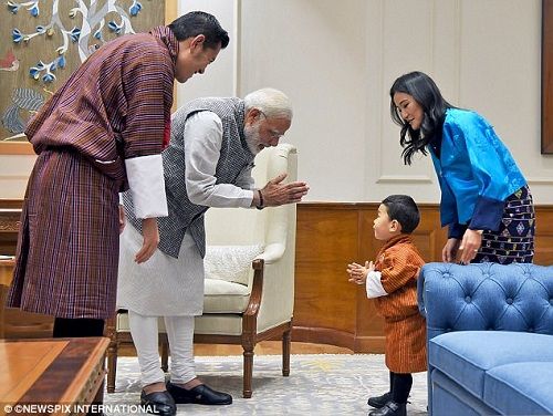 Đến thăm Ấn Độ, Hoàng tử bé Bhutan “đốn tim” cư dân mạng - Ảnh 1