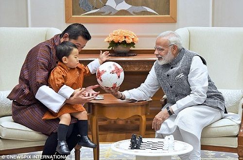 Đến thăm Ấn Độ, Hoàng tử bé Bhutan “đốn tim” cư dân mạng - Ảnh 2
