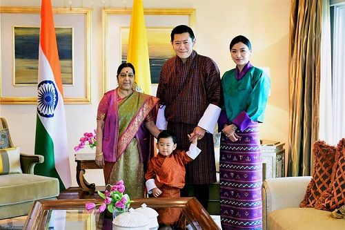 Đến thăm Ấn Độ, Hoàng tử bé Bhutan “đốn tim” cư dân mạng - Ảnh 7