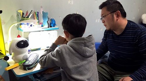 Phụ huynh Trung Quốc kêu Trời vì áp lực “làm bài tập cho con” - Ảnh 1