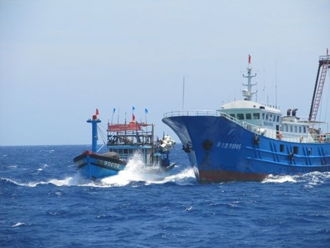 Tàu Trung Quốc cướp tài sản, đâm hỏng tàu cá của ngư dân Việt Nam - Ảnh 1
